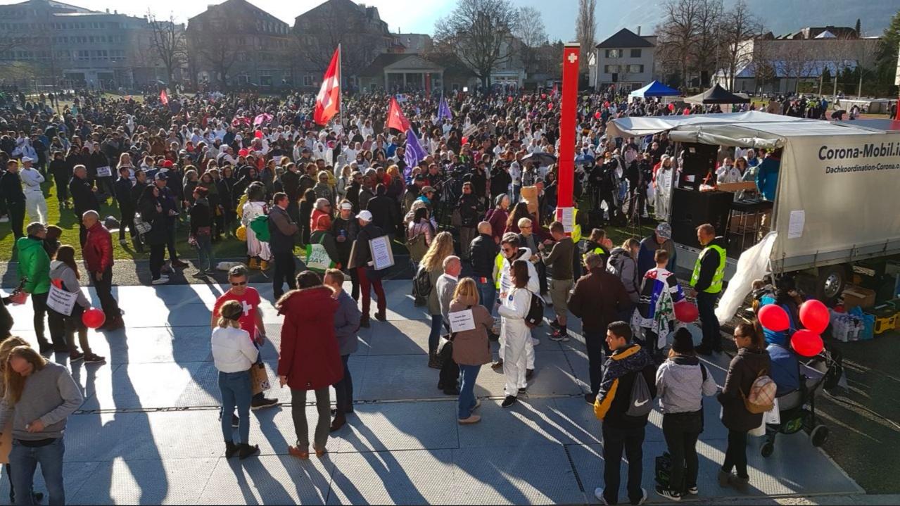 Plus de 4000 personnes ont manifesté samedi à Coire contre les mesures de lutte contre le coronavirus. [Twitter - Roland Streuli]