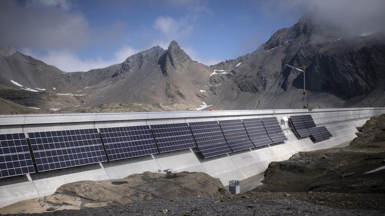 La centrale solaire du barrage de Muttsee (GL) photographiée en août 2021. [Keystone - Gian Ehrenzeller]