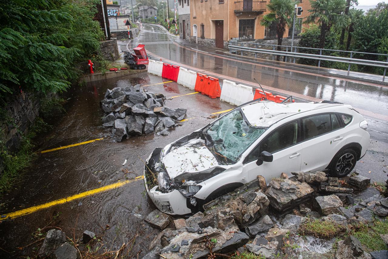 A Tegna, au-dessus de Locarno, un gros rocher a détruit une voiture alors que des intempéries s'abattent sur la région le dimanche 27 août. [KEYSTONE - SAMUEL GOLAY]