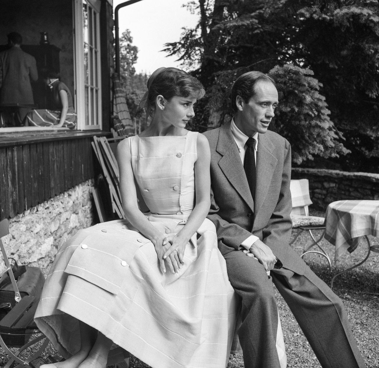 L'actrice Audrey Hepburn et son mari Mel Ferrer, devant un chalet sur la montagne Bürgenstock, en Suisse, en juin 1959. [KEYSTONE - STR]