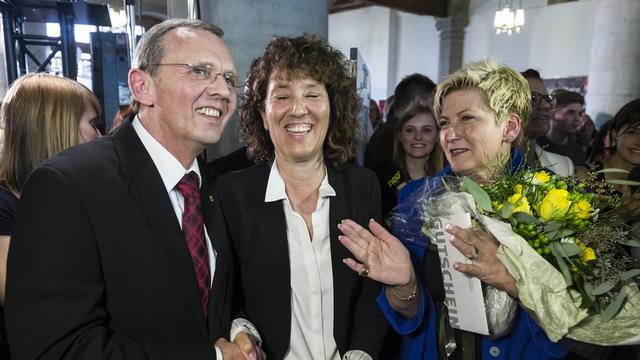 Le socialiste Philippe Perrenoud savoure sa joie en compagnie des conseillères d'Etat réélues Barbara Egger-Jenzer (PS) et Beatrice Simon (PBD).