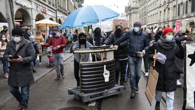 Les restaurateurs bernois manifestent leur agacement face aux nouvelles mesures contre le covid. [Keystone - Peter Schneider]