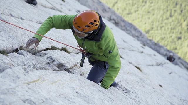 Marcel Rémy en 2017, à 94 ans, dans l'ascension du Miroir d'Argentine. [Keystone/Mammut - Claude Remy]