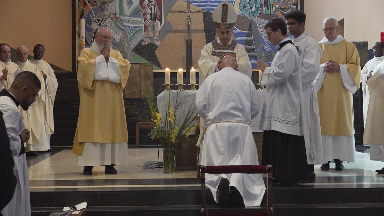 Daniel Pittet a été solennellement ordonné diacre à l’église Saint-Pierre de Fribourg. [RTS]