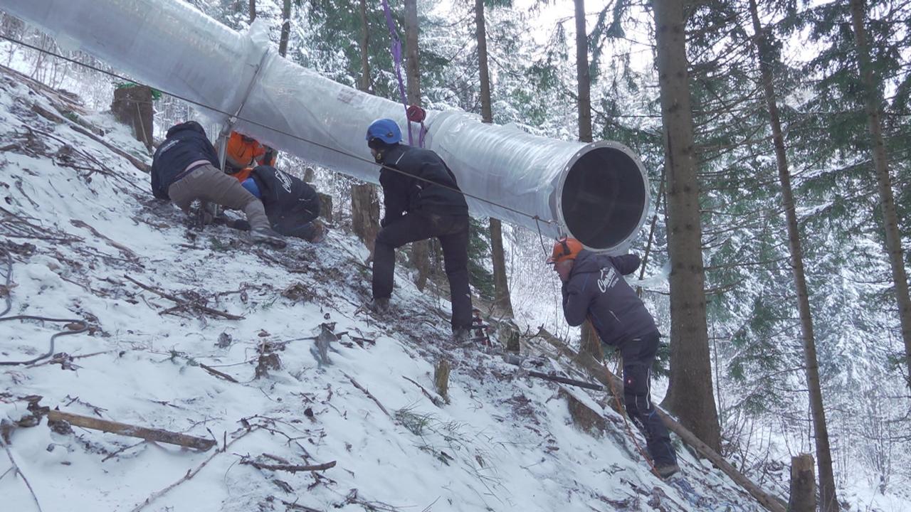 Les morceaux de toboggan, tenus en équilibre par un hélicoptère, ont été assemblés le plus rapidement possible. [RTS]