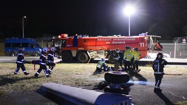 Lors de l'exercice "Buteo 2015", une catastrophe aérienne a été simulée sur le tarmac de Genève. [Keystone - Jean-Christophe Bott]