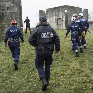 Un policier inspecteur à l'Ecole régionale d'aspirants de police de Colombier, dans le canton de Neuchâtel. [Keystone - Jean-Christophe Bott]