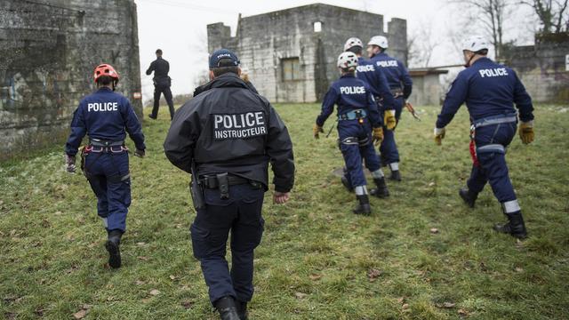 Un policier inspecteur à l'Ecole régionale d'aspirants de police de Colombier, dans le canton de Neuchâtel. [Keystone - Jean-Christophe Bott]