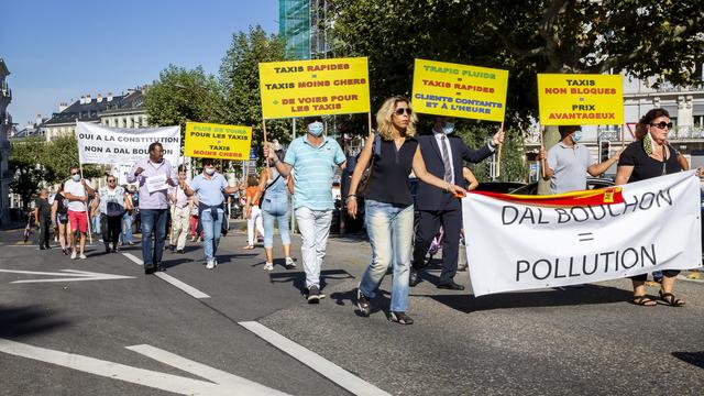 Environ 400 personnes selon les organisateurs, 160 selon la police, ont manifesté contre es nouveaux aménagements routiers à Genève. [Keystone - Magali Girardin]