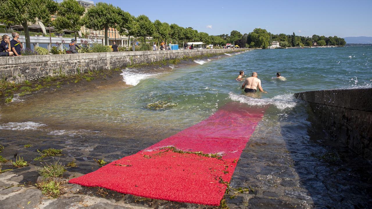 Un tapis rouge a été installé à côté du quai Wilson à Genève pour entrer dans l'eau sans glisser. [Keystone - Salvatore Di Nolfi]