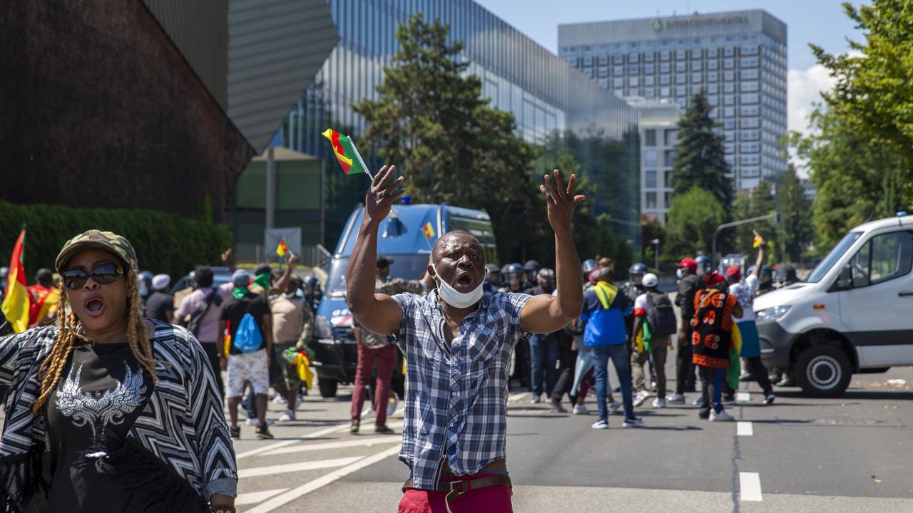 Des opposant camerounais manifestent à Genève contre la venue du président Paul Biya. [Keystone - Salvatore Di Nolfi]