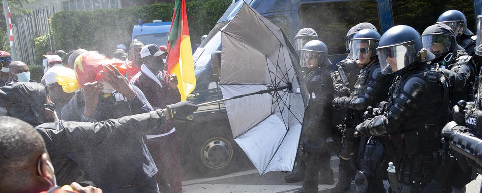 Des forces de l'ordre utilisant du gaz lacrymogène contre les manifestants. [Keystone - Salvatore Di Nolfi]