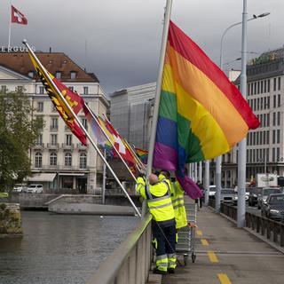 Des employés de la ville de Genève installent un drapeau pour une campagne LGBTIQ+ en 2021. [Keystone - Salvatore Di Nolfi]