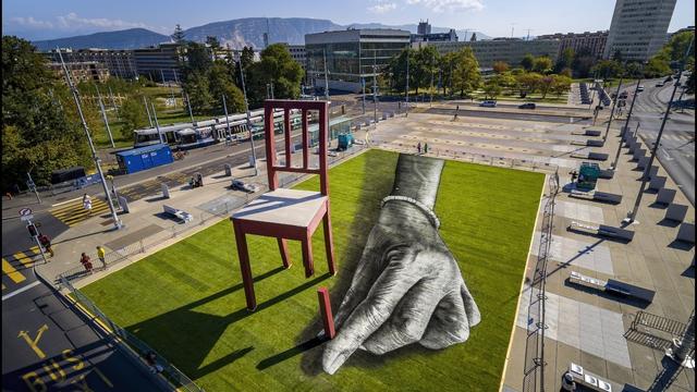 Une fresque de Saype a investi la Place des Nations à Genève [Keystone - OBS/Saype]