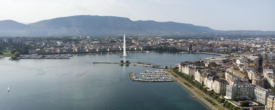 Vue de la ville de Geneve avec son jet d'eau, sa rade, et ses quais au bord du Léman. [Keystone - Salvatore di Nolfi]