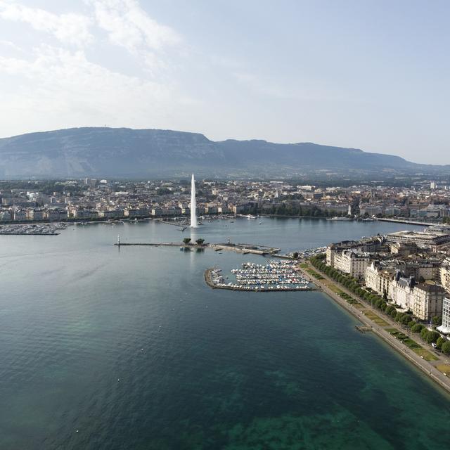 Vue de la ville de Geneve avec son jet d'eau, sa rade, et ses quais au bord du Léman. [Keystone - Salvatore di Nolfi]
