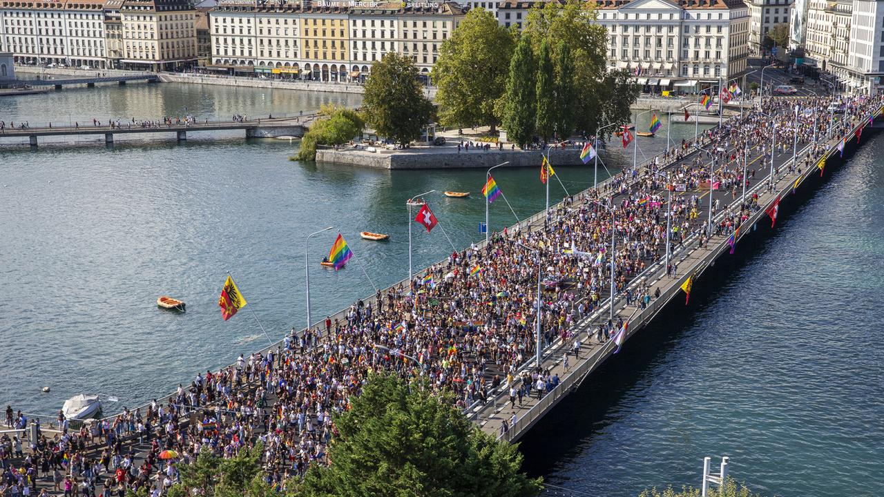 La foule a défilé dans le centre-ville de Genève pour les droits de la communauté LGBTQIA+, le 11 septembre 2021, quelques jours avant la votation sur le mariage pour tous. [Keystone - Salvatore Di Nolfi]