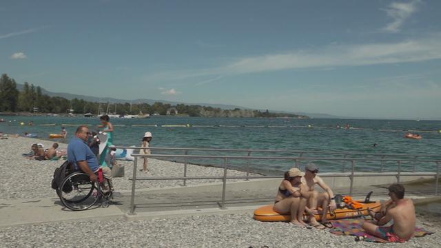 Une nouvelle rampe sur la plage Port-Choiseul (GE) doit permettre aux personnes en situation de handicap de profiter plus facilement du lac. [RTS]