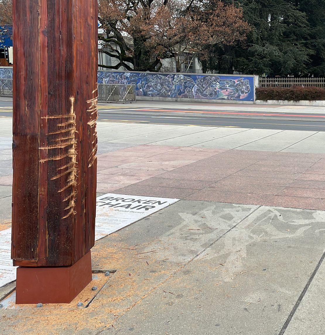 La Broken Chair, symbole de l'engagement de Genève dans la lutte contre les mines anti-personnel, a été vandalisée. [RTS]