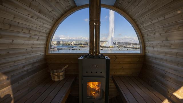 Un sauna de l'espace "La Banquise", à Genève, avec vue sur le Jet d'eau. [KEYSTONE - MARTIAL TREZZINI]