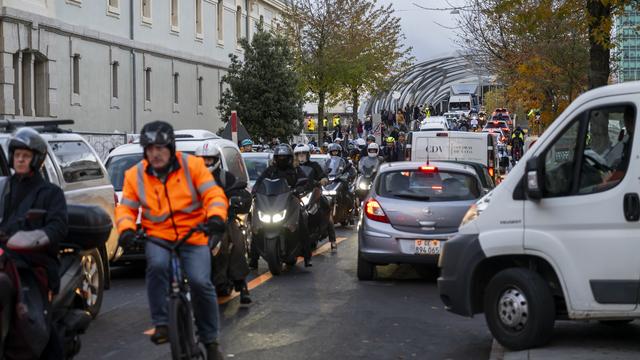 Le trafic routier a été fortement perturbé le 15 novembre 2023 à Genève à cause d'une crue historique de l'Arve. [Keystone - Martial Trezzini]