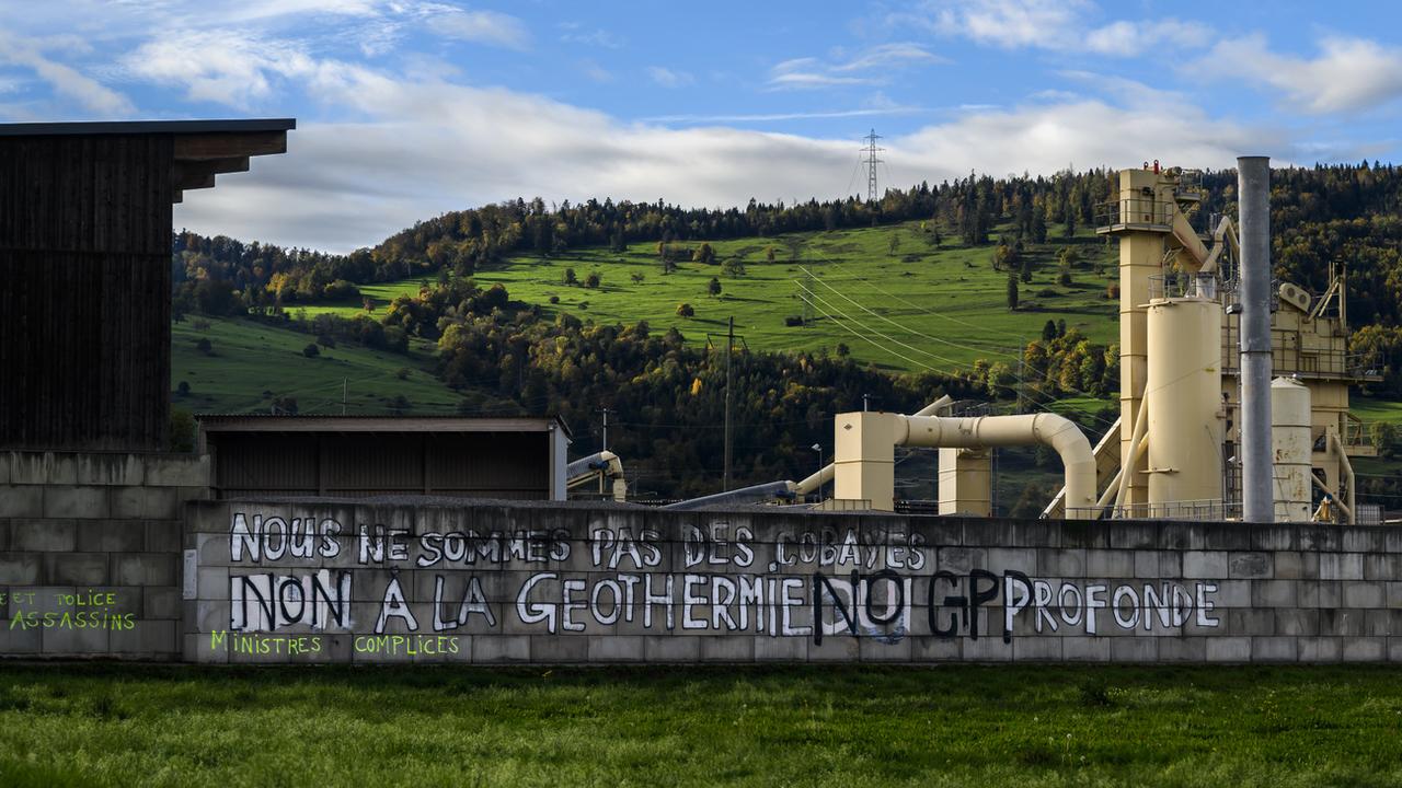Une inscription "Non a la géothermie profonde" sur un mur à Glovelier, dans le canton du Jura. [Keystone - Jean-Christophe Bott]