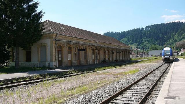 Le passeur de drogue se trouvait dans un train parti de Morteau en direction du Locle. [Wikipedia Commons - VincentdeMorteau]