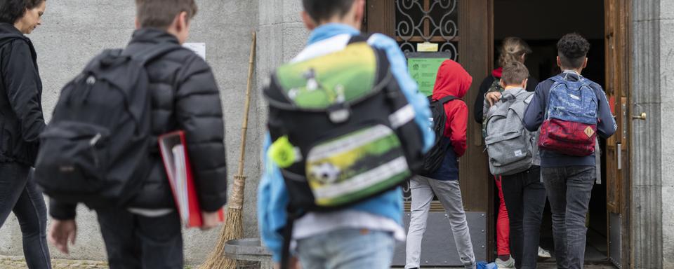 En Suisse romande, les élèves feront leur rentrée à partir du mois d'août (image d'illustration). [Keystone - ALESSANDRO DELLA VALLE]