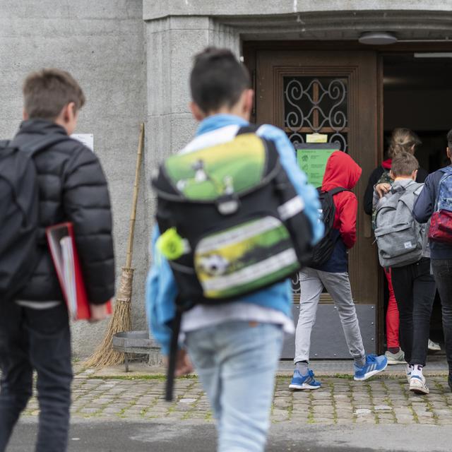 En Suisse romande, les élèves feront leur rentrée à partir du mois d'août (image d'illustration). [Keystone - ALESSANDRO DELLA VALLE]