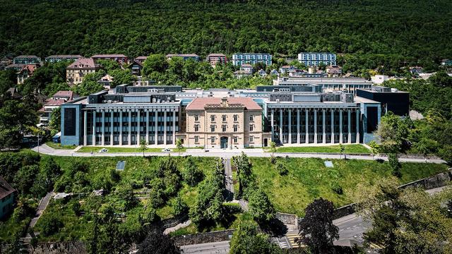 Modules photovoltaïques et plaques de granit tessinois ont remplacé les 6'747 plaques d'origine. [Canton de Neuchâtel - Mario Cafiso]