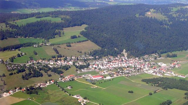 Vue aérienne du village des Ponts-de-Martel. [Wikipedia - Yvan Botteron]