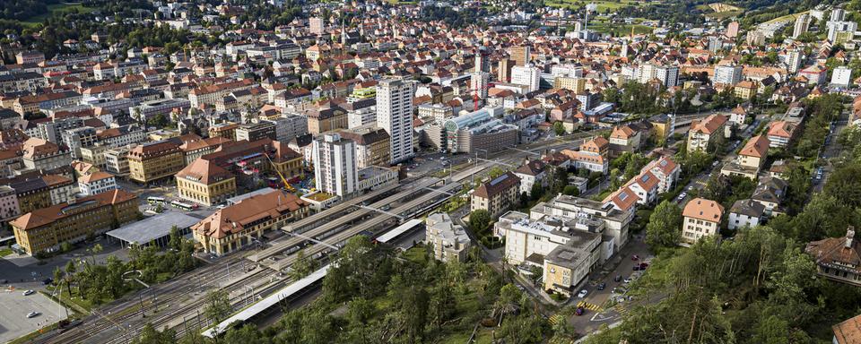 Le montant des dégâts causés aux bâtiments après la tempête à la Chaux-de-Fonds est estimé entre 70 et 90 millions de francs. [Keystone - Valentin Flauraud]