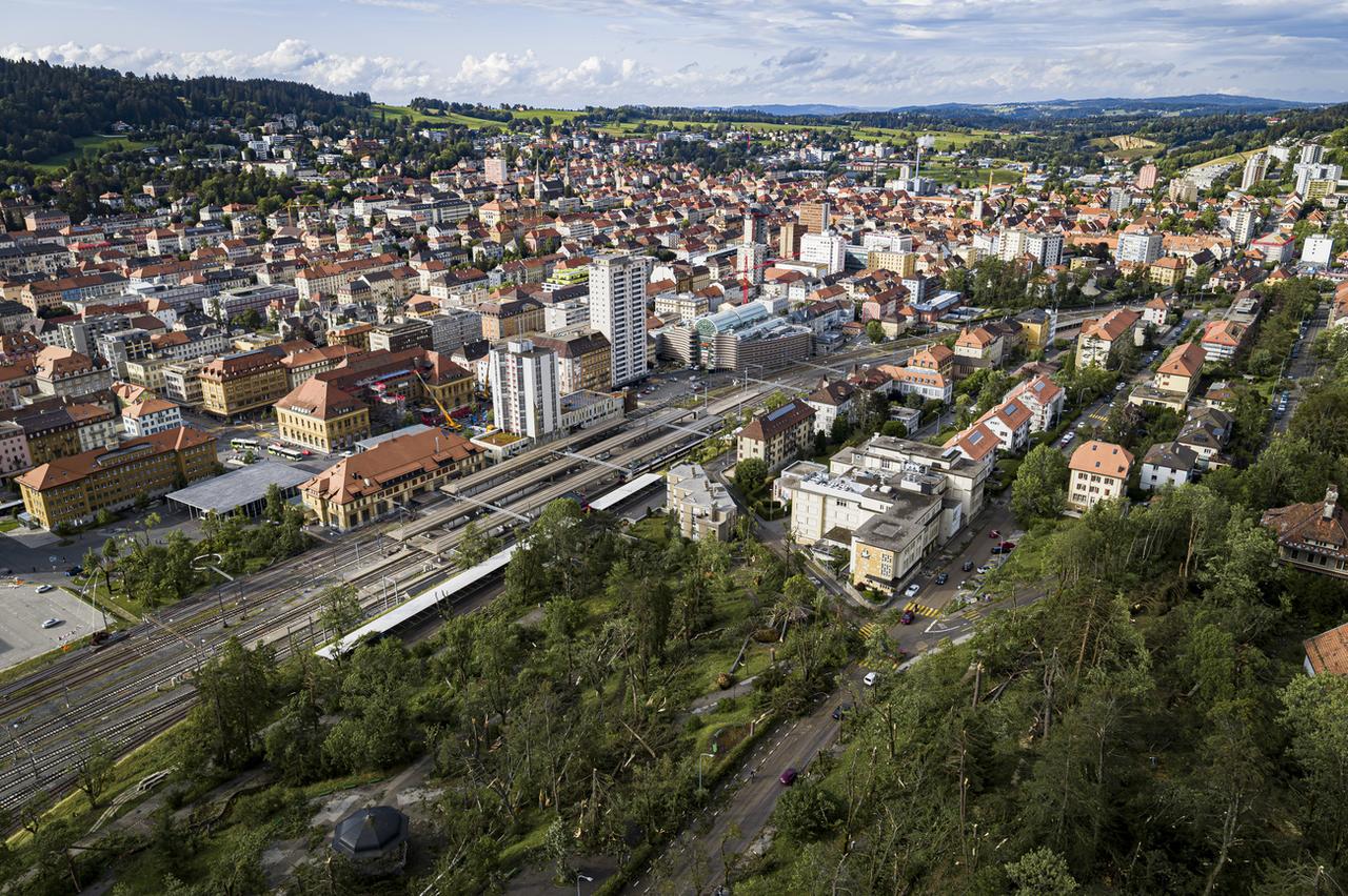 Le montant des dégâts causés aux bâtiments après la tempête à la Chaux-de-Fonds est estimé entre 70 et 90 millions de francs. [Keystone - Valentin Flauraud]