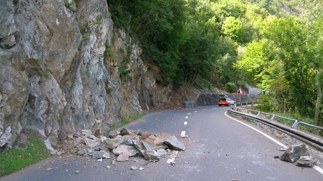 Le Valais est un canton particulièrement exposé aux séismes. Ici, des dégâts sur la route de Salvan après un léger tremblement de terre en septembre 2015. [Keystone - Police cantonale valaisanne]