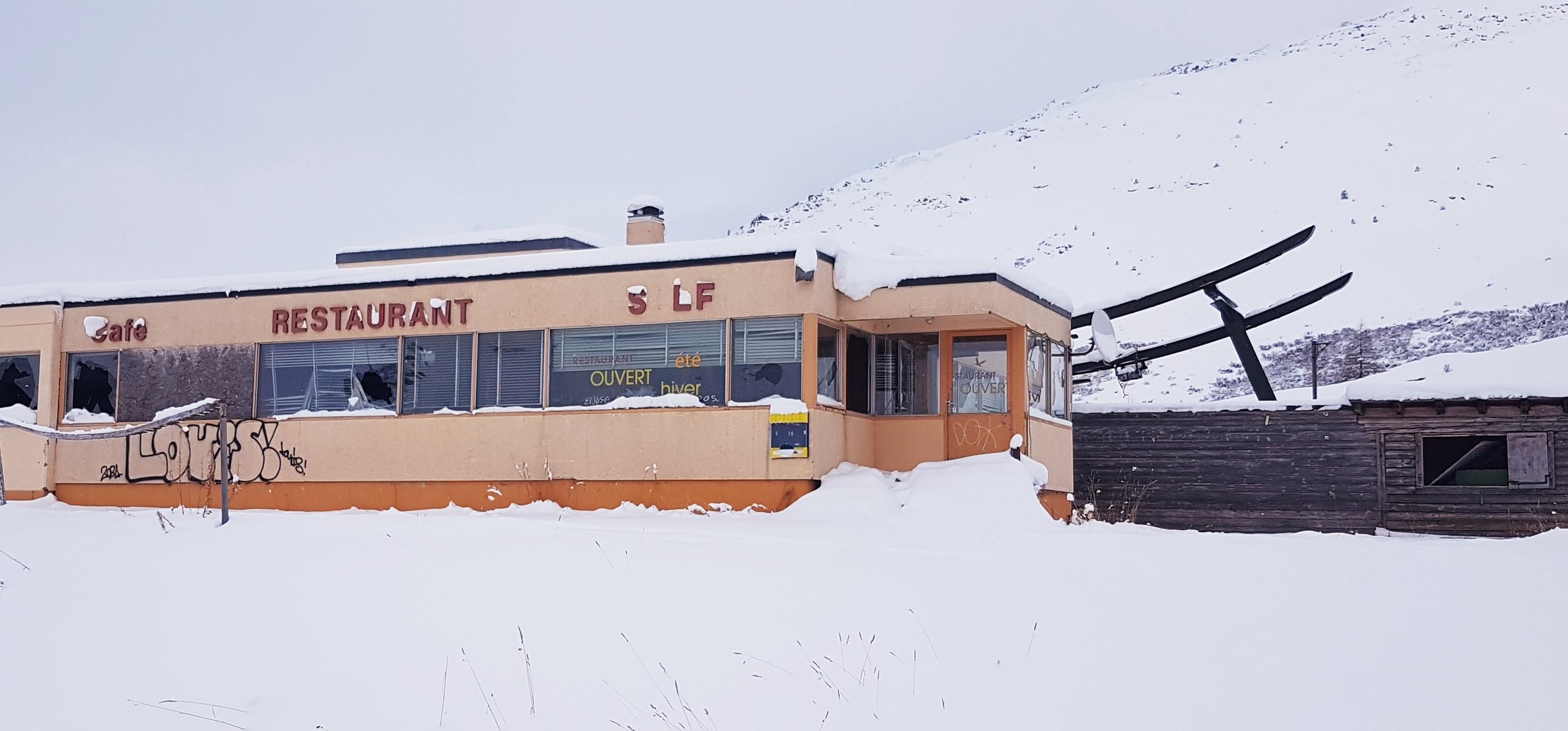 La station du Super Saint-Bernard, à environ 2000 mètres d'altitude, ne fonctionne plus depuis 2010. [RTS - Guillaume Rey]