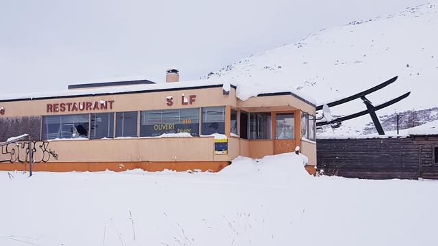 La station du Super Saint-Bernard, à environ 2000 mètres d'altitude, ne fonctionne plus depuis 2010. [RTS - Guillaume Rey]