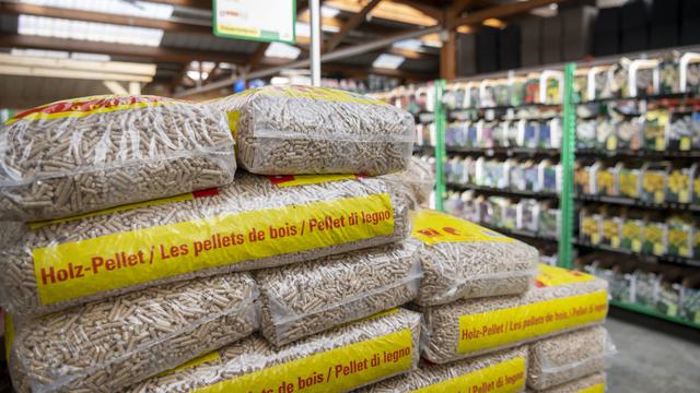 Des sacs de pellets à la Landi.. [Keystone - Christian Beutler]