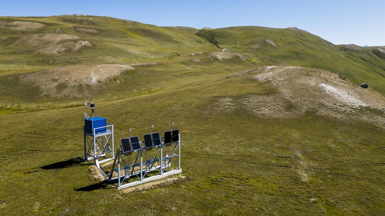 Une vue de l'installation test des panneaux solaires pour le projet Grengiols-Solar à une altitude de 2'500 mètres le jeudi 20 juillet 2023 à Furggerschaeller dans le Saflischtal au-dessus de Grengiols. [Keystone - Jean-Christophe Bott]