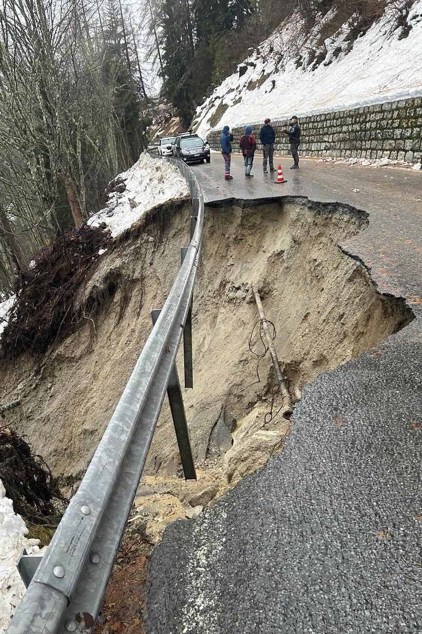 La route entre Les Valettes et Champex s'est effondrée lors d'intempéries ce mardi 12 décembre à Orsières dans le canton du Valais. [Etat du Valais / Keystone]