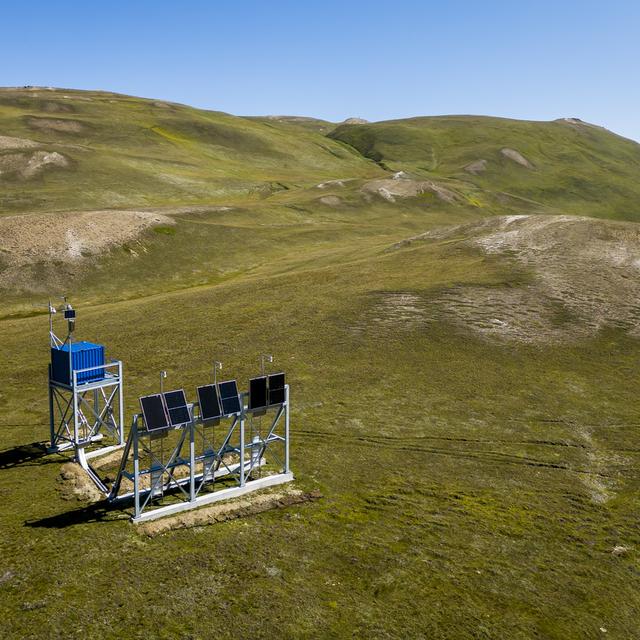 Une vue de l'installation test des panneaux solaires pour le projet Grengiols-Solar à une altitude de 2'500 mètres le jeudi 20 juillet 2023 à Furggerschaeller dans le Saflischtal au-dessus de Grengiols. [Keystone - Jean-Christophe Bott]