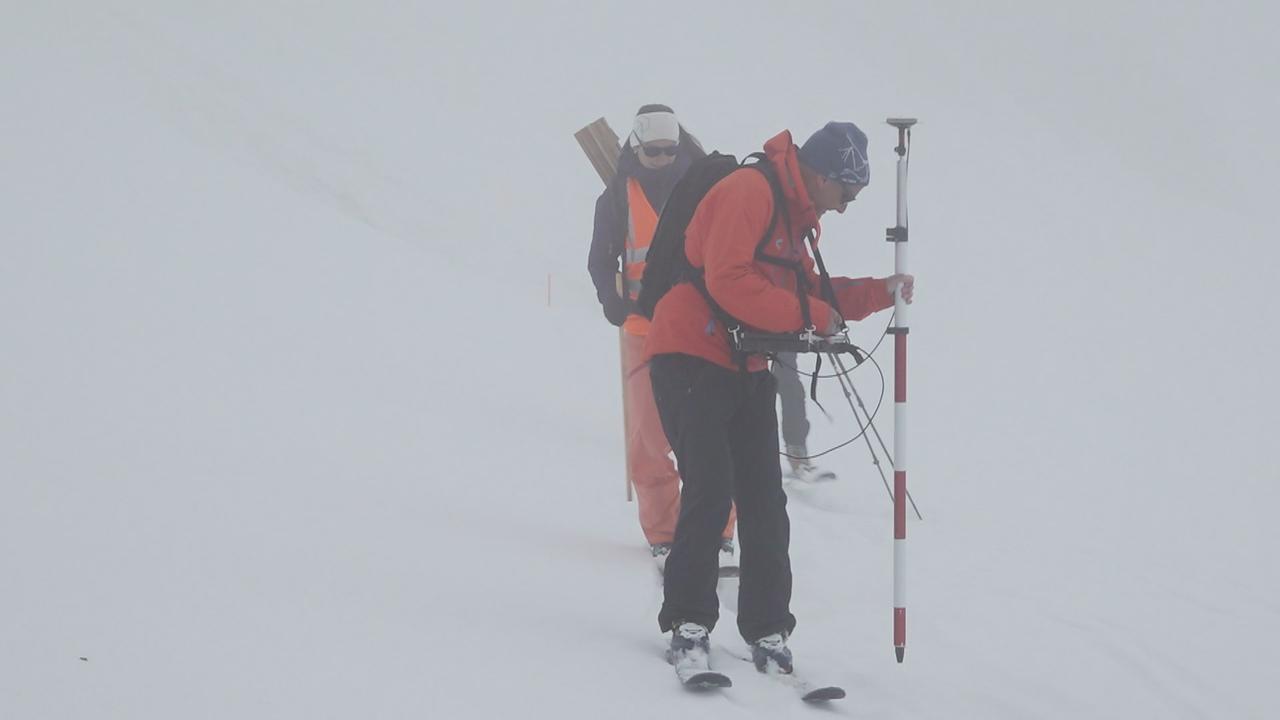 En raison des avalanches et des précipitations du printemps, les géomètres se calent sur l’avancement des machines. [RTS]