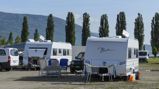 Le campement installé à Yverdon compte 16 caravanes. [Keystone - Jean-Christophe Bott]