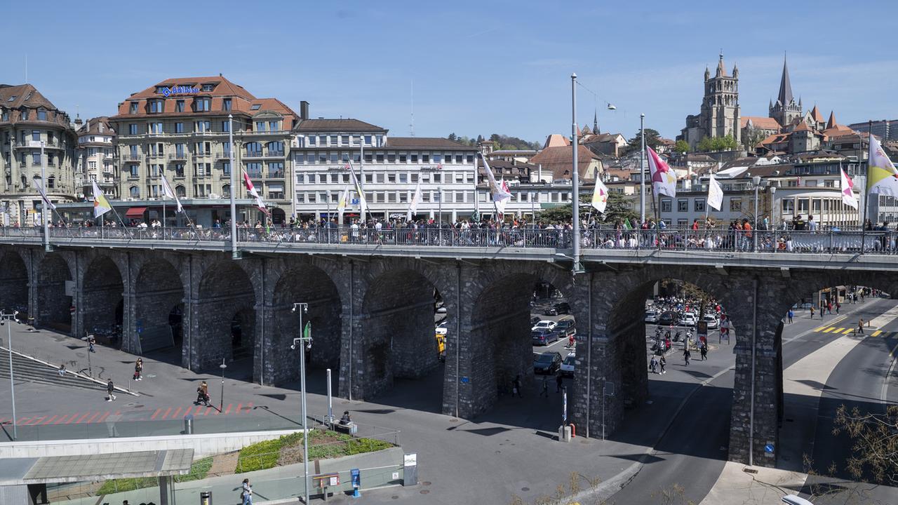 Le Grand-Pont à Lausanne sera fermé pendant presque une année pour permettre son assainissement. [Keystone - Adrien Perritaz]
