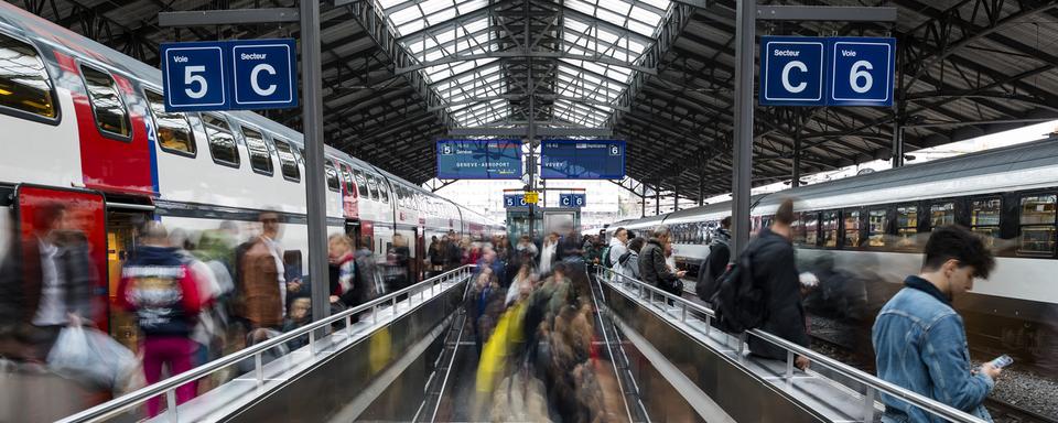 Les CFF et Trenitalia vont en effet cesser les services transfrontaliers à partir de jeudi et pour une durée indéterminée. [Keystone - Jean-Christophe Bott]