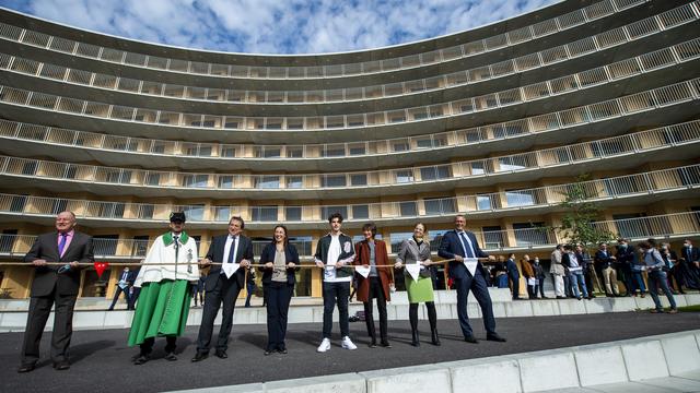 De gauche a droite: Jean-Pierre Rochat, le syndic de Chavannes-près-Renens, le Conseiller d'Etat vaudois Pascal Broulis, la Conseillere d'Etat vaudoise Cesla Amarelle, Jerome Mercier, étudiant, Chantal Ostorero, présidente de la Fondation Maisons des etudiants de Lausanne (FMEL), Nouria Hernandez, rectrice de l'Universite de Lausanne (UNIL), et Stephen Sola, président du conseil d'administration de la CPEV. [Keystone - Jean-Christophe Bott]