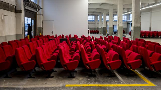 Nouvelle vie pour les 828 fauteuils du mythique cinéma Capitole à Lausanne [Keystone - Jean-Christophe Bott]