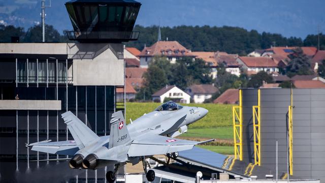 Un F/A-18 de l'armée suisse décolle de la base aérienne de Payerne (VD). [Keystone - Jean-Christophe Bott]