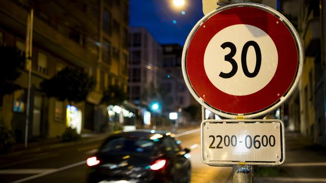 Dès lundi, Lausanne introduit le 30 km/h généralisé entre 22h00 et 6h00. [Keystone - Jean-Christophe Bott]