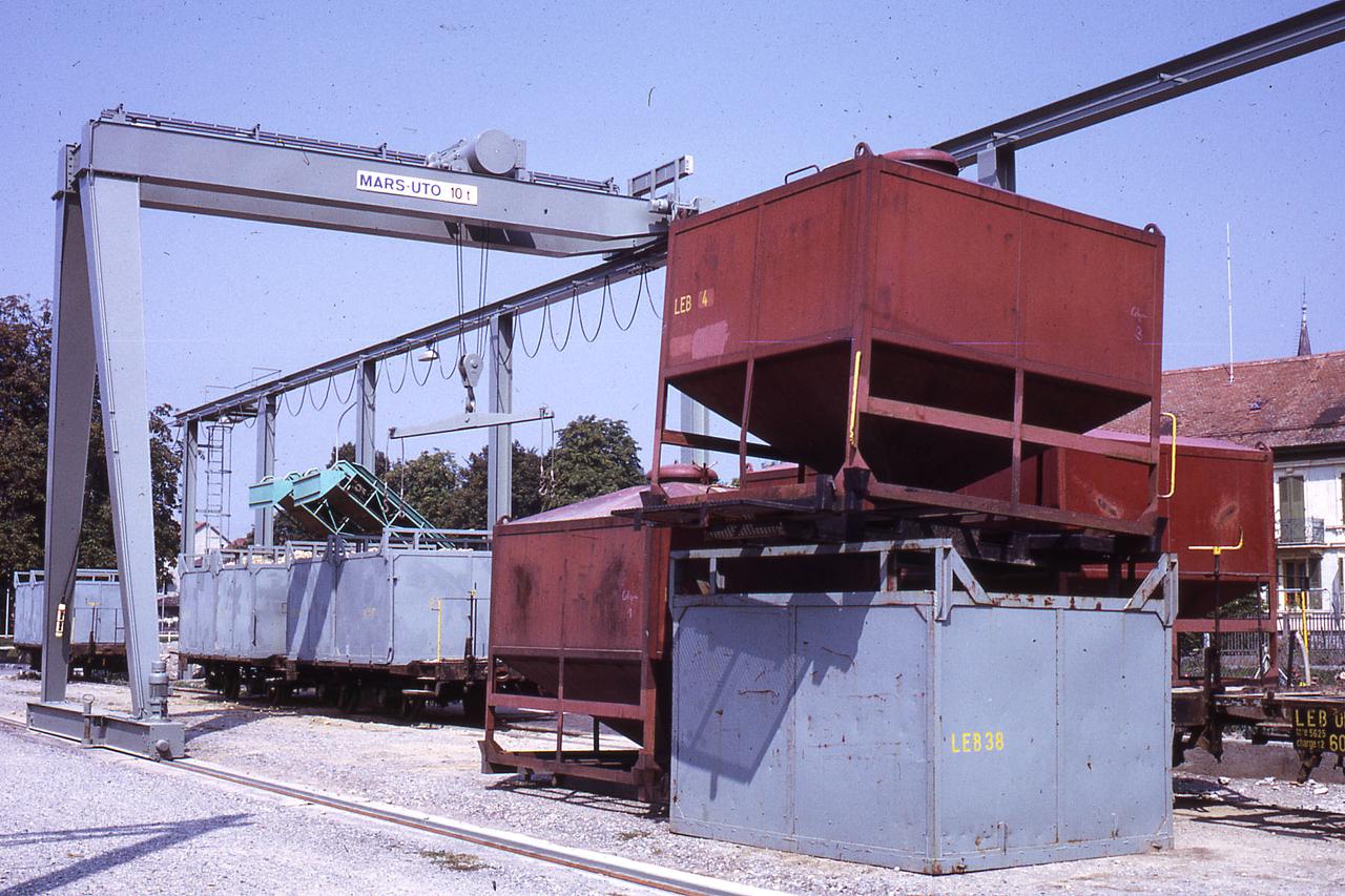 Plateforme de déchargement des marchandises en 1971 sur la ligne du LEB [Wikimedia Commons, License CC BY SA 2.0 - Jean Henri Manara]