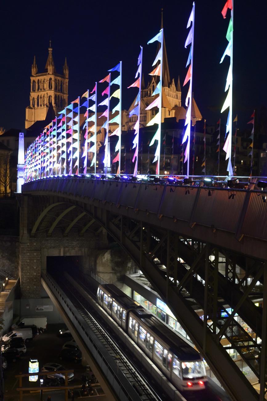 Une rame du Métro M2 passe sous le pont Bessières à Lausanne en novembre 2015, lors du Festival Lausanne Lumières. [Keystone - Laurent Gilleron]